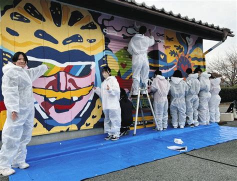 足利の専門学校生、倉庫に巨大壁画描く 自転車イベント ヴェロ・アシカガ盛り上げ：東京新聞デジタル