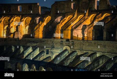 El Coliseo O El Coliseo O Anfiteatro Flavio En La Noche Roma Italia