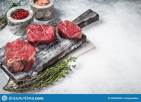 Filet Mignon Carne De Res Cruda En Una Tabla De Madera Con Sal Y