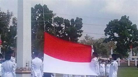 Bendera Merah Putih Berkibar Di Pendopoan Disambut Ribuan Peserta