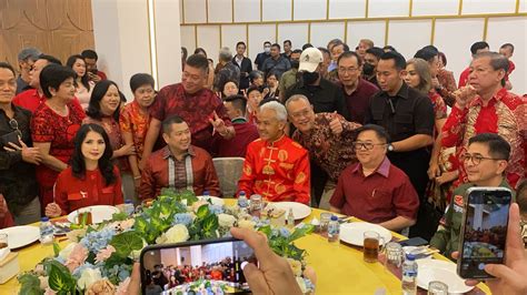 Hadiri Makan Malam Imlek Bersama Hary Tanoe Ganjar Kenakan Baju