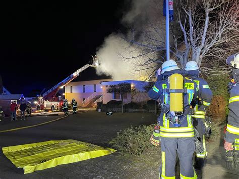 FF Bad Salzuflen 50 Einsatzkräfte bekämpfen Dachstuhlbrand einer