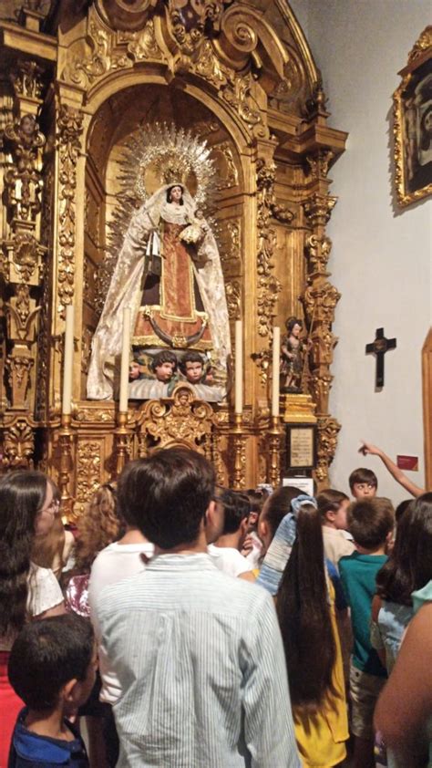 Ofrenda Floral Del Grupo De Catequesis A La Virgen Del Rosario