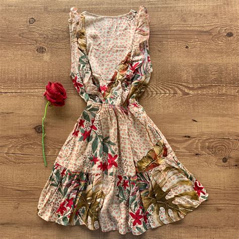 VESTIDO VISCOLINHO ESTAMPADO BABADOS E BOTÕES NUDE Dondoca Moda Feminina Dondoca Moda Feminina