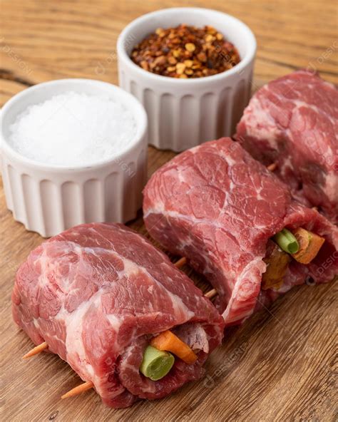 Enrolado De Carne Ou Rocambole Legumes E Bacon Recheado De Carne Sobre