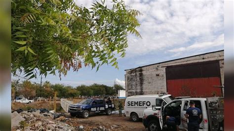 Agentes policíacos localizan el cadáver de un hombre dentro de un canal