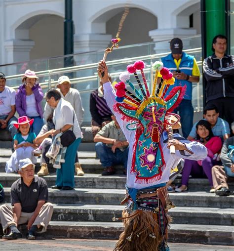 Grupo En El Traje Local Que Realiza La Danza Tradicional Del Ecuadorian