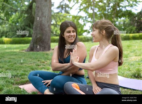 Deux Filles Assises Dans Le Parc Banque De Photographies Et D’images à Haute Résolution Alamy