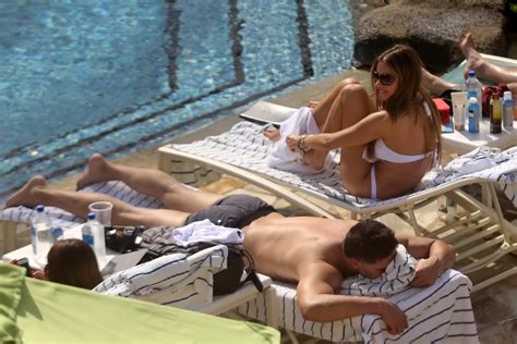 Busty Sofia Vergara Wearing A Skimpy White Swimsuit Poolside In Hawaii Porn Pictures XXX Photos