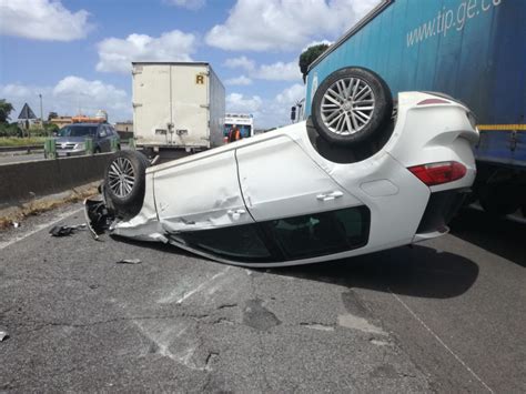 Incidente Sulla Pontina Auto Ribaltata Si Viaggia Su Una Sola Corsia