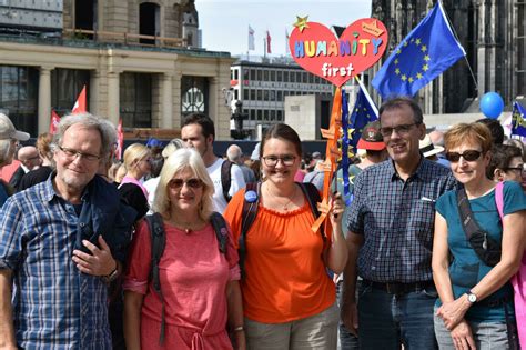 12 000 Demonstranten gingen für mehr Solidarität auf Straße Köln