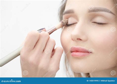 Lartiste De Maquillage Fait à Maquillage La Belle Fille Blonde Sur Un