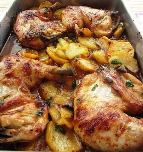 Le poulet aux pommes de terre au four est un plat classique à base de