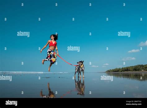 Spazieren gehen im bikini Fotos und Bildmaterial in hoher Auflösung Alamy