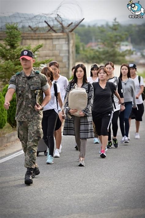 ‘진짜사나이 여군특집 3기 멤버들 훈련소 입소 조교 따라 이동중 ‘긴장감 팍팍