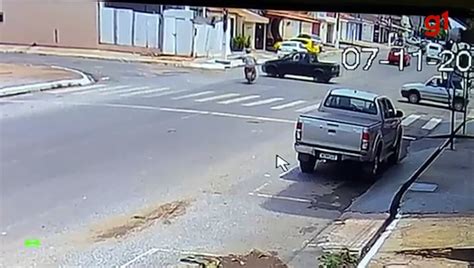 Vídeo Motorista avança preferencial e provoca acidente grave