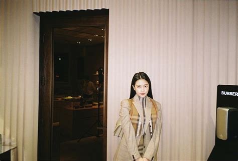 Red Velvets Yeri Becomes Human Burberry In Latest Instagram Posts