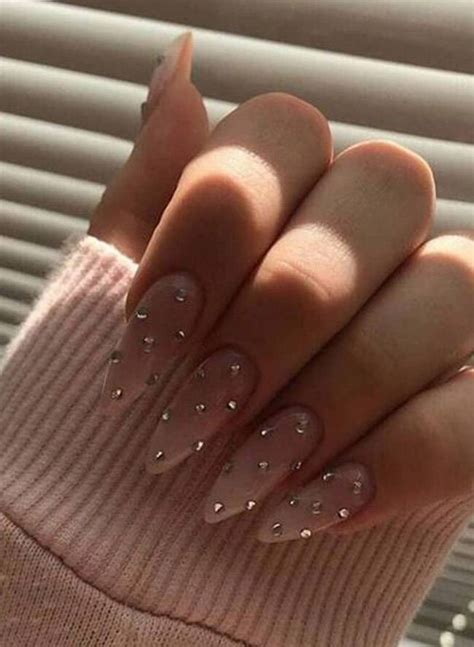 Uñas almendras nude la manicura clásica de JLo ideal para mujeres de