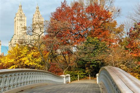 Bow Bridge and Fall Colors in Central Park, Manhat Stock Photo - Image ...