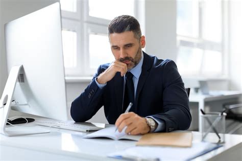 Empresario De Mediana Edad Cauc Sico Enfocado Escribiendo En El Bloc De