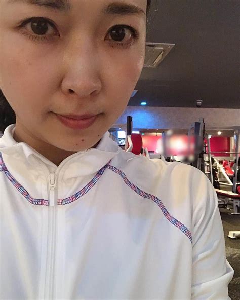 徳重杏奈さんのインスタグラム写真 徳重杏奈instagram「🏋️‍♀️﻿﻿ ジム。﻿﻿ ﻿﻿ 前の投稿に﻿﻿ 「週一では筋肉はつか