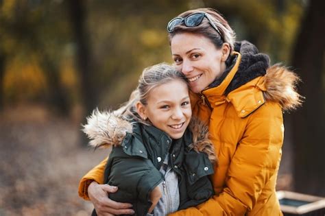 Belle Mère Et Sa Fille Adolescente Heureuse Samusent Dans Le Parc Sembrassent Et Sourient