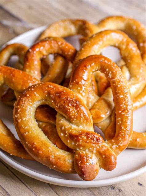 How to Make Easy Homemade Buttery Soft Pretzels and Pretzel Bites ...