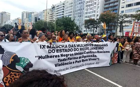 Marcha das Mulheres Negras reúne centenas de pessoas na praia de