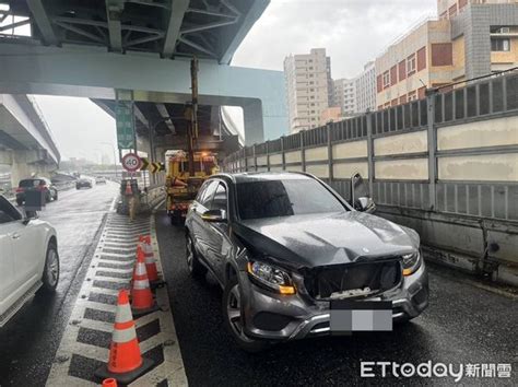 北市水快賓士休旅車自撞護欄 上班尖峰車流回堵警速排除 Ettoday社會新聞 Ettoday新聞雲