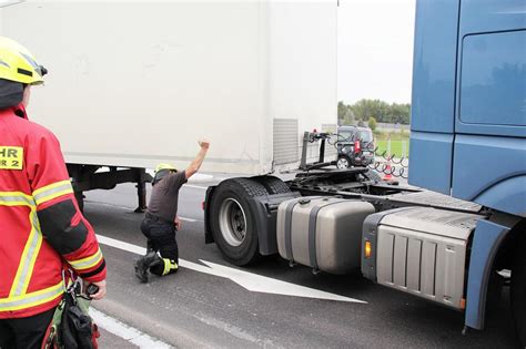 Fotos Lkw Verliert Sattelauflieger An Staatsstra E Bei Kolbermoor