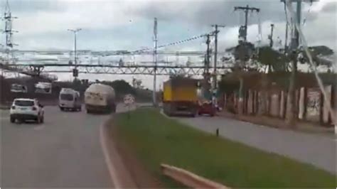 Vídeo briga de trânsito termina em acidente carreta no Anel