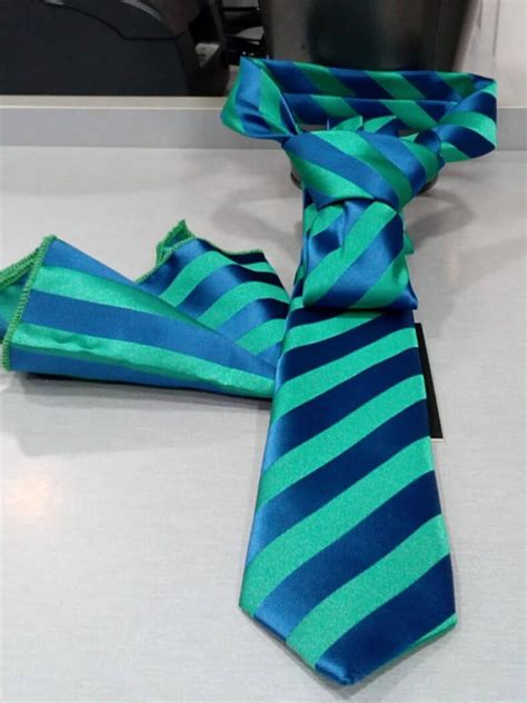 Corbata De Rayas Verde Y Azul Con Pañuelo Com 18 Conecta Moda Joven