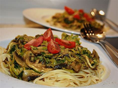 Vollkornspaghetti mit Lauch Champignon Currysoße von karaburun