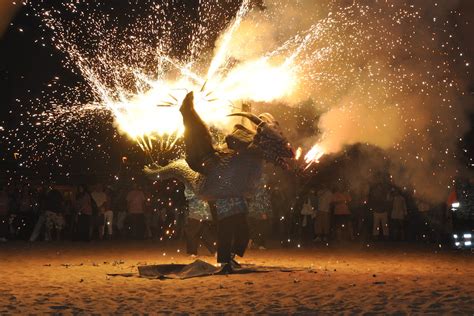 La Fête De La San Juan Des Feux De Joie à Travers Toute Lespagne