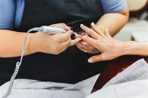 El Manicurista Est Aplicando Un Taladro El Ctrico Para Limas De U As A