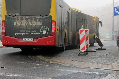 Nieprawidłowo zaparkowane auto na Racławickiej Autobus nie mógł