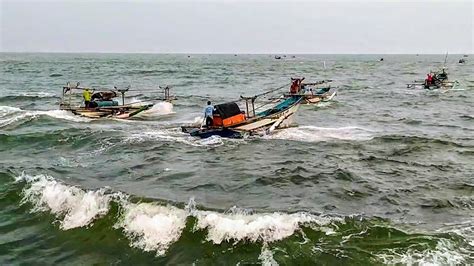 Antrian Kapal Nelayan Di Dermaga Pamayangsari Saat Berangkat Melaut