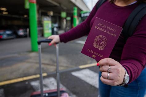 Primer Plano De Las Manos De Un Turista Italiano Con Su Pasaporte En