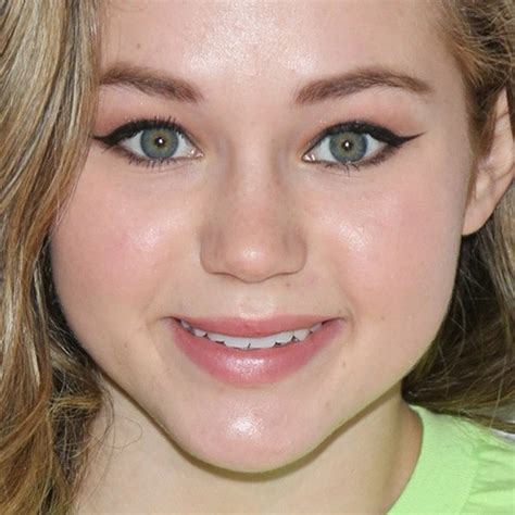 Brec Bassinger Makeup Black Eyeshadow Brown Eyeshadow And Clear Lip Gloss Steal Her Style