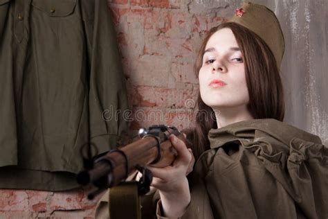 Mujer En El Uniforme Militar Ruso Con El Rifle Soldado De Sexo Femenino Durante La Segunda