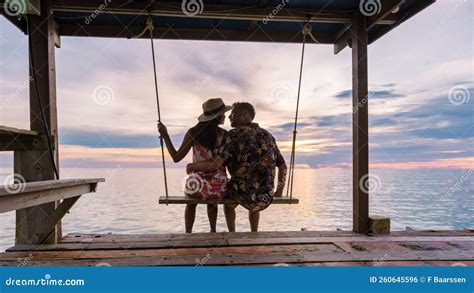 Isla Tropical Koh Kood O Koh Kut Thailand Pareja Ver Puesta De Sol En