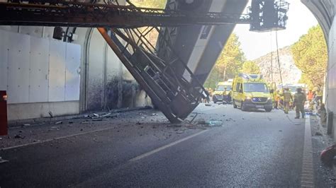 Accidente De Autobús En Barcelona 3 Heridos Críticos Y 22 Graves Diariocrí