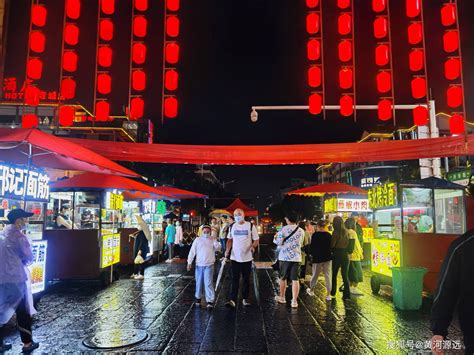 洛阳老城十字街恢复，雨夜中的美食街尽显别样风情，诱香使人馋涎疫情