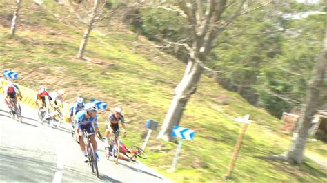 Vídeo Evenepoel Roglic y Vingegaard sufren una tremenda caída en la