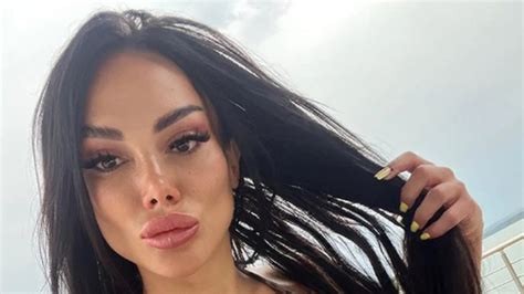 Tamara Uri Se Skinula U Bikini I Reakcije Su Podeljene Silikoni Kao Airbegovi Implanti U