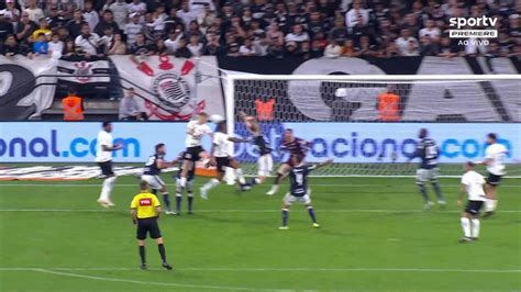 Aos 47 min do 2º tempo gol de cabeça de Róger Guedes do Corinthians