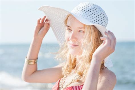 Schöne Junge Blonde Frau Mit Strandhut Stockbild Bild von schutz lotion