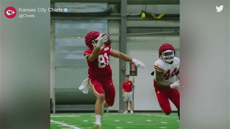 Kansas City Chiefs tight end Blake Bell reaches out for one-handed ...