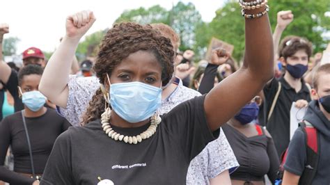 Pr S D Un Millier De Personnes Marchent Contre Le Racisme Trois