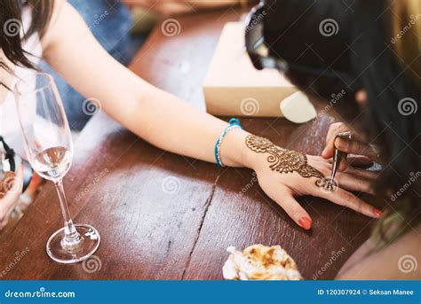 Indian Henna Tattoo Artist Drawing The Uniqueness Line Art On The Women